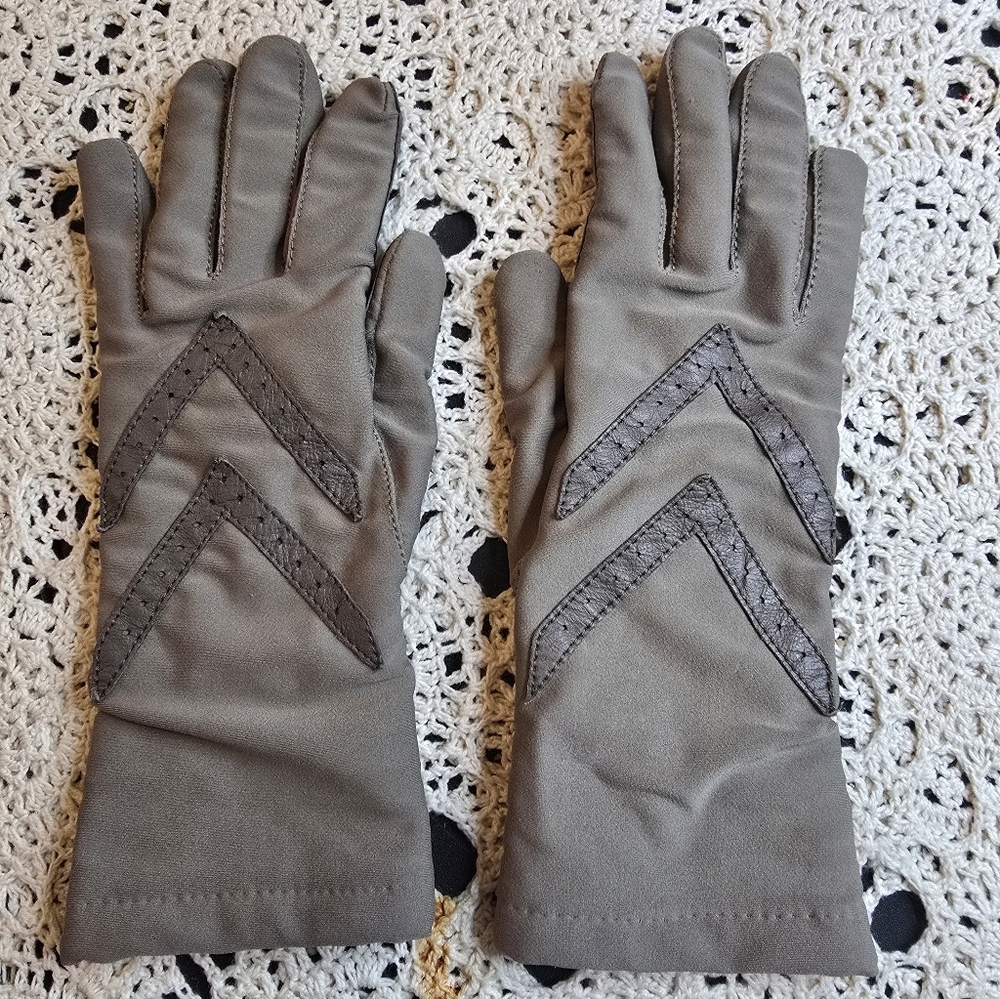 Isotoner Vintage Taupe Cashmere Lined Womens One Size Gloves